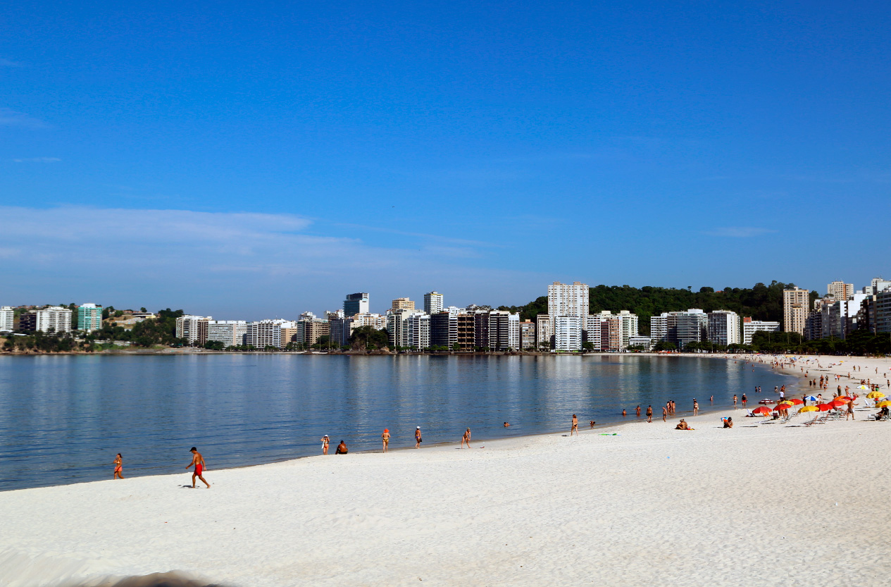 Praia de Icaraí em Niterói: Beleza Natural e Vida Urbana Agitada