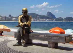 Estátua Carlos Drummond de Andrade: Um Ícone Cultural em Copacabana