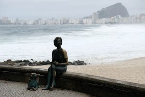 Visite a Estátua de Clarice Lispector no Leme, Rio de Janeiro