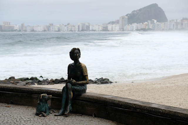 Visite a Estátua de Clarice Lispector no Leme, Rio de Janeiro